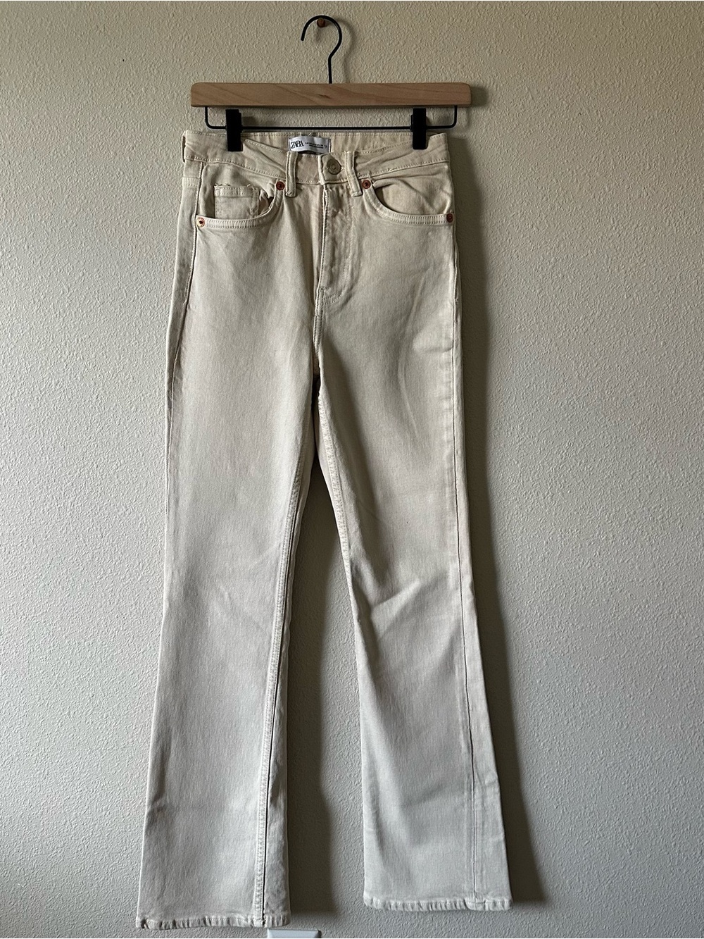 Zara Women’s Cream Straight-Leg Jeans